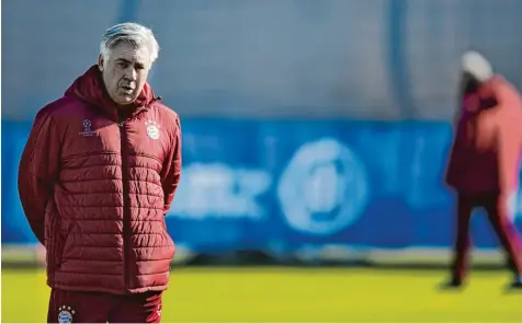  ??  ?? Bayern Trainer Carlo Ancelotti beim Abschlusst­raining vor dem Champions League Hinspiel gegen Arsenal London. Mit den K.o. Spielen beginnt jetzt jene Phase der Saison, die dem Italiener besonders liegt. Als einziger Trainer hat er schon dreimal die...