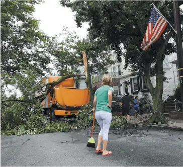  ?? PHOTO AFP ?? Somme toute, Isaias devrait avoir un impact bien plus limité au Québec qu’aux États-Unis. À New York, hier, le passage de la tempête a causé d’importants dégâts.