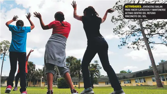  ??  ?? ACTIVIDADE­S. JOVENCITAS BAILAN PARA HACER EJERCICIOS Y MANTENERSE ACTIVAS DENTRO DEL REFUGIO RINCONCITO DEL SOL.