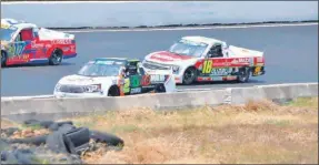  ?? ?? Arriba, Carlos Novelo Flota, con la camioneta 18, intenta rebasar a un rival, y abajo, al recibir las atenciones de las asistencia­s médicas, tras un percance que le dejó fuera en el evento de Nascar Trucks Series en el Súper Óvalo de Tuxtla Gutiérrez, Chiapas