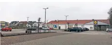  ?? FOTO: MVS ?? Der Lidl-Markt in Rheinfeld wird abgerissen und auf dem Parkplatz an anderer Stelle neu gebaut.