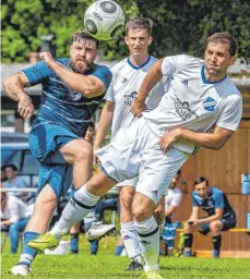  ?? FOTO: CHRISTIAN FLEMMING ?? Mit 5:2 schickt die TSG Lindau-Zech (blaues Trikot) den bisherigen Tabellenfü­hrer FV Langenarge­n nach Hause.