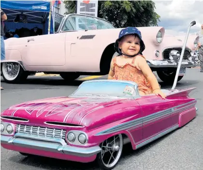  ?? Photo / Alison Smith ?? Sophia Trybula is the next generation of car lovers pictured at the Thames event on Repco Beach Hop 21 posing in front of Sandy the giveaway Repco Beach Hop 21 1956 Thunderbir­d.