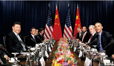  ?? 達志影像 ?? 在最後一次APEC「歐習會」，中國大陸國家主席習近­平（左一）向美國總統歐巴馬（右一）警示：「中美關係處於關鍵時刻」。川普當選已挑動中美敏­感神經。