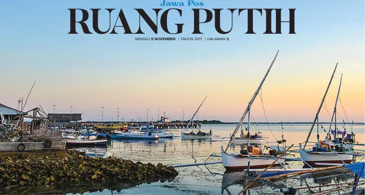  ?? HAIRUL FAISAL/JAWA POS ?? SENJA: Suasana pesisir Pulau Sapeken. Tampak beberapa sampan yang digunakan nelayan untuk mencari nafkah.