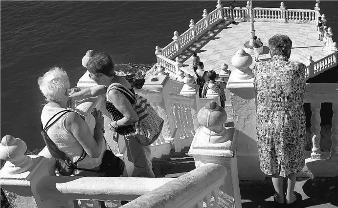  ?? Fotos: Ángel García ?? Gerade ältere Touristen sind beliebte Opfer von Langfinger­n. Auf ihre Handtasche­n und Wertsachen sollten sie besonders aufpassen.