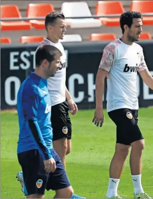  ??  ?? EN PATERNA. El Valencia descartó entrenar en Stamford Bridge; lo hizo por la mañana