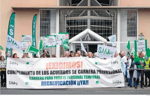  ?? M. G. ?? Un momento de la protesta celebrada ante la Delegación Territoria­l de Sevilla.
