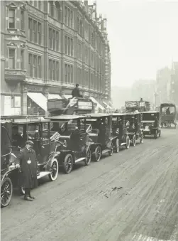  ??  ?? Hackney carriages and uniformed drivers at a taxi rank in Bishopsgat­e in 1912