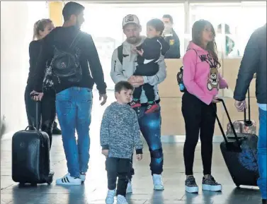  ??  ?? EN CASA. Messi, con su mujer y sus hijos y Luis Suárez de espaldas a su llegada a Barcelona.