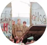  ??  ?? 1989년 11월11일 시위자들이 무너뜨린 베를린 장벽사이로동독의경비­병들이 보인다. [AP‧연합뉴스]