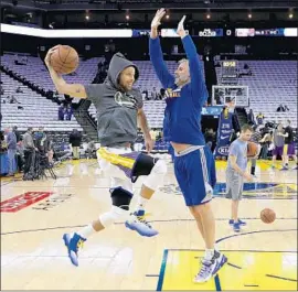  ?? Marcio Jose Sanchez Associated Press ?? WARRIORS ASSISTANT coach Bruce Fraser usually passes to Stephen Curry during pregame warmups, but in this case he tried to defend the two-time MVP.