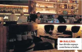  ??  ?? BALCÃO: ➨ bar divide espaço com forno a lenha