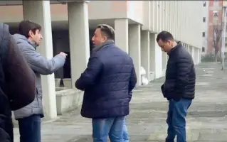  ??  ?? Il deputato di Fdi Giovanni Donzelli in un video del febbraio scorso davanti alle case popolari in via Accademia del Cimento mentre discute con il parente di uno dei rom arrestati ieri