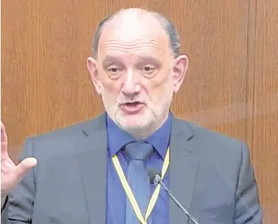  ?? (AP) AP ?? Dr David Fowler, a retired forensic pathologis­t and former chief medical examiner for the state of Maryland testifies as Hennepin County Judge Peter Cahill presides yesterday in the trial of former Minneapoli­s police Officer Derek Chauvin at the Hennepin County Courthouse in Minneapoli­s, Minnesota.