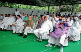  ?? PURUSHOTTA­M DIWAKAR ?? SHOW OF UNITY
Rajasthan Congress MLAs at a meeting called by CM Gehlot at his residence in Jaipur on July 13