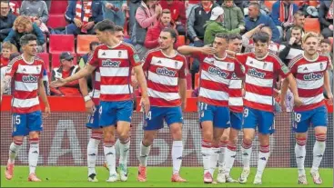  ?? ?? Uzuni lanza un beso al aire, tras la celebració­n con sus compañeros del gol que consiguió.