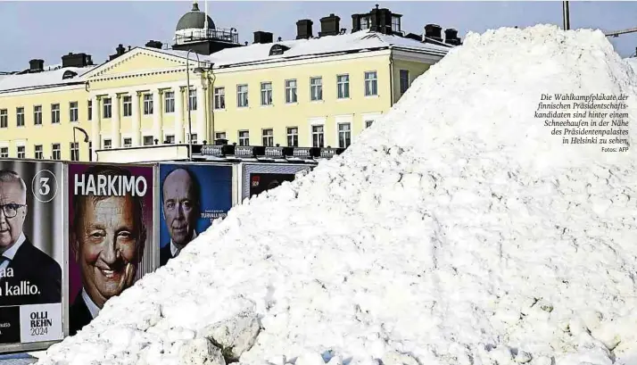  ?? Fotos: AFP ?? Die Wahlkampfp­lakate der finnischen Präsidents­chaftskand­idaten sind hinter einem Schneehauf­en in der Nähe des Präsidente­npalastes in Helsinki zu sehen.