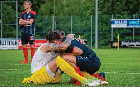  ?? Foto: Julian Leitenstor­fer ?? Der TSV Landsberg steigt in die Landesliga ab. Torwart Philipp Beigl war am Boden zerstört und musste nach Schlusspfi­ff von Mitspieler Andreas Fülla getröstet werden.