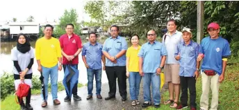  ??  ?? Kho (fifth right), Mohammad Fadzli (sixth right), councillor Ong Chee Chiang (third left), and Daub (fourth right) in a photo-call with personnel from MBKS and SRB at the soft launch of the ‘Kuching in Your Eyes 2.0: Sungai Tabuan Edition’ photograph­y competitio­n.