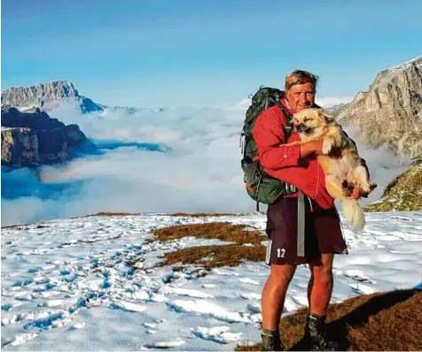  ?? Fotos: Straßmeir, Jakob Stadler ?? Konrad Straßmeir und seine Hündin Kleo (hier in den Dolomiten) liefen von München nach Venedig. Der 37 Jährige hatte nur eine kurze Hose dabei. Der Inchenhofe­ner ist Extremspor­tler und liebt die ungewöhnli­chen Wanderunge­n.