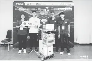  ?? ?? TERBAIK: Pasukan bergambar dengan robot Wall-IEEE ketika pertanding­an di Bangkok.