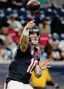  ?? Yi-Chin Lee/Staff photograph­er ?? Quarterbac­k Davis Mills will be back in the starting lineup for the Texans on Sunday against a tough Cowboys pass defense.