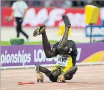  ?? FOTOS: AP/GETTY ?? La lesión de Bolt en la última carrera de su vida, captada en imágenes. A la izquierda, el momento del tirón muscular en plena recta de meta. Arriba, su caída al tartán, ya sin el testigo en la mano. Y abajo, ayudado por sus compañeros, abandona el...