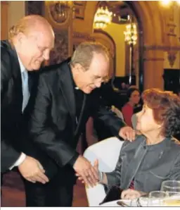  ??  ?? Con monseñor Asenjo y Carmen Laffón en el Premio Manuel Clavero en 2016.