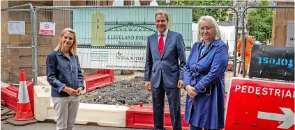  ?? Pic: Clive Dellard ?? From left, Bath MP Wera Hobhouse, West of England Combined Authority Mayor Dan Norris and Cllr Manda Rigby by Cleveland Bridge which is closed while undergoing extensive repairs