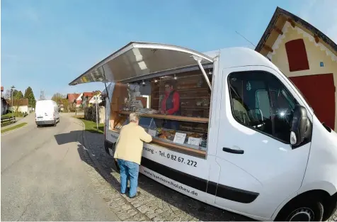  ?? Fotos: Ulrich Wagner ?? Statt in einer Bäckerei kaufen die Menschen in Nassenbeur­en ihr Brot an einem mobilen Bäckerwage­n am Straßenran­d.
