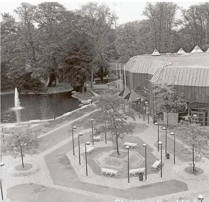  ?? FOTO: STADTARCHI­V HILDEN ?? Ziemlich steinig: So sah der Vorplatz der Stadthalle Hilden bei der Einweihung am 17.09.1978 aus. Der Platz soll umgestalte­t, der Teich mit Sitzstufen am Wasser versehen werden.