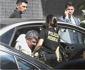  ??  ?? Busted: Filippelli (in car) arriving at the federal police headquarte­rs in Brasilia after his arrest. — AP