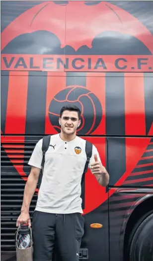  ??  ?? INTEGRADO. Maxi Gómez posa delante del autobús del Valencia.