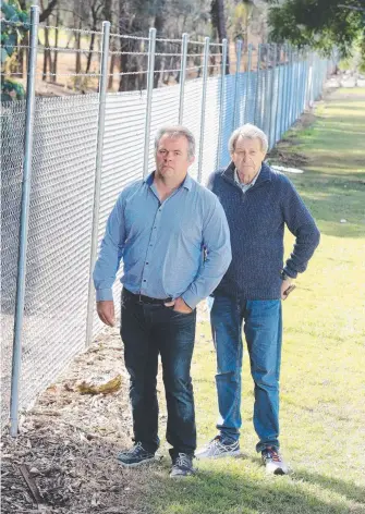  ?? Picture: RICHARD GOSLING ?? Jason Buchanan and Peter Howe are among residents at Sanctuary Pines and Verandahs at the Pines up in arms over the barbed-wire topped fence.