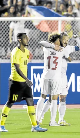  ?? –SHERWIN VARDELEON ?? The Philippine­s’ Mariano Suba and Stephan Shrock celebrate after defeating Malaysia.