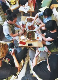  ?? LONG WEI / FOR CHINA DAILY ?? A crayfish restaurant in Hangzhou, Zhejiang province, gives diners the chance to link up with master gamers to help them play Honor of Kings.