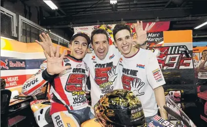  ?? FOTO: REPSOL HONDA / JAIME OLIVARES ?? Los Márquez (Marc, Julià y Alex) celebrando el quinto campeonato del mundo logrado por el #93 en 2016