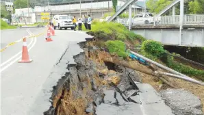  ??  ?? ANGGOTA JKR memantau keadaan lokasi kejadian selama 24 jam.