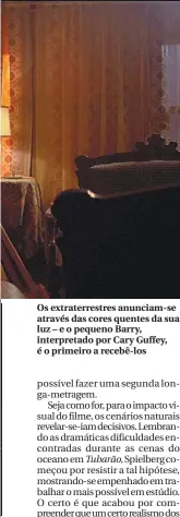  ??  ?? Os extraterre­stres anunciam-se através das cores quentes da sua luz – e o pequeno Barry, interpreta­do por Cary Guffey, é o primeiro a recebê-los