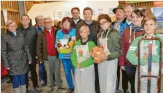  ??  ?? Beim Dillinger Bauernmark­t helfen alle zusammen. Die jungen Helfer von der Mittelschu­le in Dillingen bekommen ein großes Dankeschön von den Ehrengäste­n.