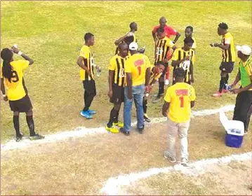  ??  ?? - (Picture by Ray Bande). SEARING HEAT. . .The current heat wave has seen football players being given water breaks after every 30 minutes during a match. Manica Diamonds’ players are pictured here having a water break during their Chibuku Super Cup quarter-final encounter against Kariba at Vengere Stadium on Sunday. ZPC