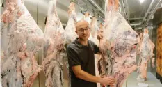  ?? Foto: Annette Zoepf ?? Fleischsom­melier Benjamin Happacher hat sich einen Reiferaum für Dry-Aged-Rindfleisc­h eingericht­et.