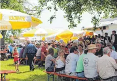  ??  ?? Nicht nur im Festzelt ist es gemütlich, das Biergarten­flair hat auch was.