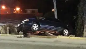  ??  ?? Uno de los carros que al parecer participó en el pico también se accidentó. Los ocupantes lo dejaron abandonado.