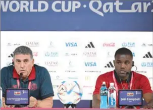  ?? (AFP) ?? Costa Rica’s Colombian coach Luis Fernando Suarez (left) and forward Joel Campbell attend a press conference in Doha on Saturday.