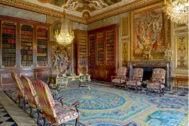  ??  ?? La bibliothèq­ue du château de Vaux-le-Vicomte à Maincy (Seineet-Marne), décorée par Le Brun. Jaloux, Louis XIV a fait appel, pour bâtir et meubler son Versailles, aux mêmes artistes que ceux choisis par Fouquet.