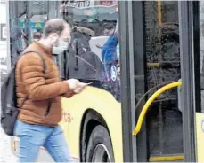  ?? FOTO: CARSTEN REHDER/DPA ?? Baden-Württember­g prescht voran: Mit 200 Millionen Euro stützt das Land die stark gebeutelte Busbranche. Im Nahverkehr sind die Fahrgastza­hlen eingebroch­en, der Bustourism­us ist am Boden.