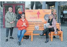  ?? NGZ-FOTO: WALTER ?? Sigrid Hecker, Birgit Ewertz, Camilla Altvater, Bürgermeis­terin Ursula Baum und Christiane Otto (v.l.) machten gemeinsam auf Gewalt gegen Frauen aufmerksam.