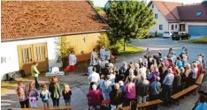  ?? Foto: Walter Kleber ?? Zum Namenstag des Kapellenpa­trons Johannes der Täufer feierte Mickhausen­s Pfar rer Pater Joji vor dem kleinen Rielhofene­r Kirchlein einen abendliche­n Freiluftgo­ttes dienst.